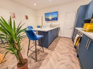 Deluxe 4 Bedroom Home near City Centre by AltoLuxoExperience Short Lets & Serviced Accommodation With Free Parking & WiFi - Bristol - 2