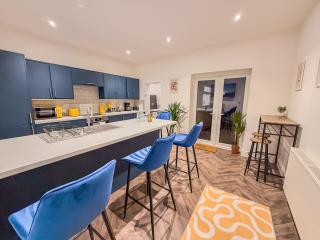 Deluxe 4 Bedroom Home near City Centre by AltoLuxoExperience Short Lets & Serviced Accommodation With Free Parking & WiFi - Bristol - 3