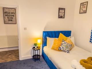 Deluxe 4 Bedroom Home near City Centre by AltoLuxoExperience Short Lets & Serviced Accommodation With Free Parking & WiFi - Bristol - 4