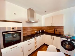 HOCHWERTIGE Ferienwohnung mit 7qm Balkon, Netflix, Kaffeeautomat, RainShower Bad - Zwickau - 4