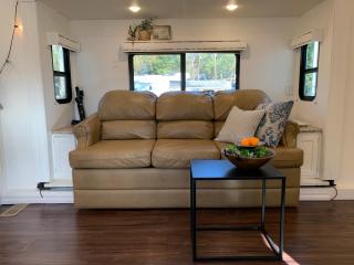 Luxury 5th Wheel with Washer, Dryer, Dishwasher - Cartersville - 2