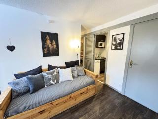 Résidence Les Melezes - Studio divisible rénové avec casier à skis · Accès pistes par navette · Parking extérieur MAE-0624 - Champcella - 0