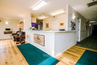 Mountain Host Motor Inn - Iron Mountain - 8