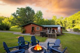 The Rustic Cottage by AvantStay Hot Tub Fire Pit Pool Table 5mins to Town - Gatlinburg - 0