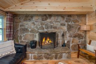 The Rustic Cottage by AvantStay Hot Tub Fire Pit Pool Table 5mins to Town - Gatlinburg - 2