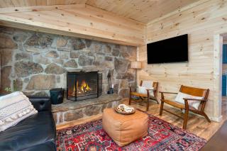 The Rustic Cottage by AvantStay Hot Tub Fire Pit Pool Table 5mins to Town - Gatlinburg - 1