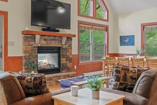 Bear Paw Lodge by AvantStay Hot Tub Deck Fire Pit - Lake Harmony - 4