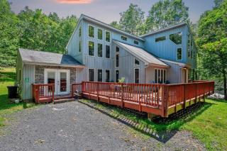 The Great Escape by AvantStay Game Room Hot Tub - Albrightsville - 0