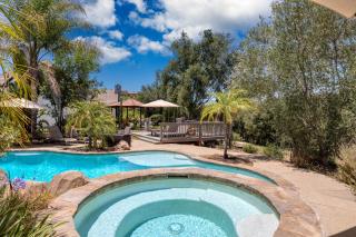 Burgundy by AvantStay Basketball Court Pool Hot Tub Outdoor Kitchen City Escape - - 0
