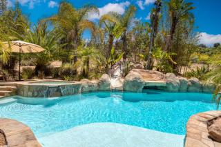 Burgundy by AvantStay Basketball Court Pool Hot Tub Outdoor Kitchen City Escape - - 6