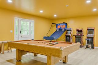 Game Farm Villa by AvantStay 10BDR Private Pond Spa Pool Family-Friendly - Catskill - 6