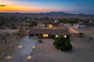 Good Vibes Only by AvantStay Modern Chic Grill Fire Pit Hammocks - Joshua Tree - 0