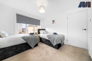 Stylish 2 Bed Home with Garden - 4