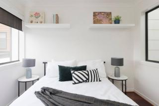 Modern New 3BR Townhouse with Free Parking - Belconnen - 1