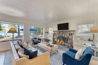 West Shore Lake House by AvantStay Ski Cabin w Backyard Sledding Hill - 9