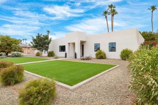 Backyard Pool PuttingGreen Playground Modern 5BDR White Agate by AvantStay - Scottsdale - 5