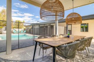 Backyard Pool PuttingGreen Playground Modern 5BDR White Agate by AvantStay - Scottsdale - 8