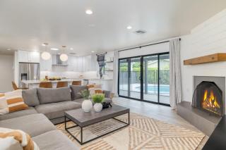 Backyard Pool PuttingGreen Playground Modern 5BDR White Agate by AvantStay - Scottsdale - 3