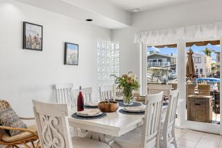 Canalfront Charmer by AvantStay Waterfront w Shared Dock Hot Tub - Newport Beach - 1