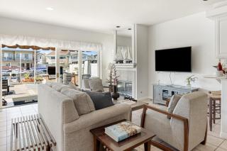 Canalfront Charmer by AvantStay Waterfront w Shared Dock Hot Tub - Newport Beach - 2