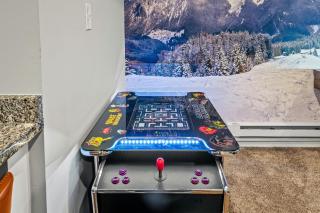 Slopeside Escape by AvantStay Walk to Ski Lifts Arcade Games Shuffleboard - Tannersville - 6