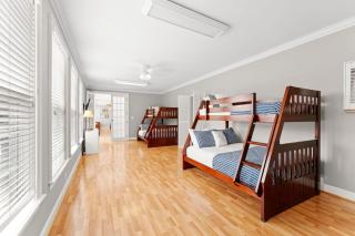 Whitetail Cove by AvantStay Lakefront w Pool Private Dock Sleeps 20 - 6