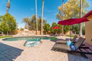 Sereno Ranch by AvantStay Sleeps 16 Outdoor BarKitchen Pool Fire Pit Hot Tub - Scottsdale - 3