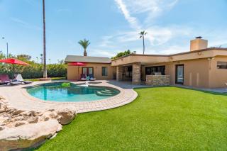 Sereno Ranch by AvantStay Sleeps 16 Outdoor BarKitchen Pool Fire Pit Hot Tub - Scottsdale - 2