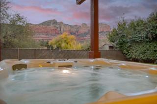 Sedona Sunrise by AvantStay Majestic Red Rocks Views~Walk to Jordan Trailhead~Peloton Bike~Hot Tub~WiFi - Sedona - 8