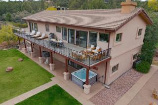Sedona Sunrise by AvantStay Majestic Red Rocks Views~Walk to Jordan Trailhead~Peloton Bike~Hot Tub~WiFi - Sedona - 9