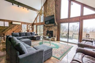Sky View Chalet by AvantStay Stunning Interior Spacious Deck Hot Tub View - Lake Harmony - 0
