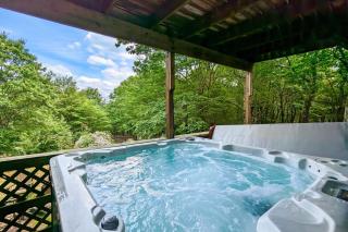 Sky View Chalet by AvantStay Stunning Interior Spacious Deck Hot Tub View - Lake Harmony - 9