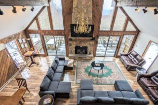 Sky View Chalet by AvantStay Stunning Interior Spacious Deck Hot Tub View - Lake Harmony - 7