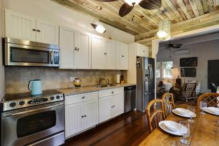 Boat House by AvantStay Character Cottage Central Location w Shared Pool Month Long Stays - Key West - 4