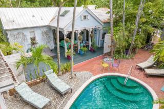 Boat House by AvantStay Character Cottage Central Location w Shared Pool Month Long Stays - Key West - 0