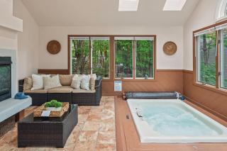 The Boulder Inn by AvantStay Indoor Hot Tub Game Room Outdoor Fire Pit - Lake Harmony - 0