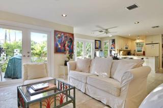 Artist Garden by AvantStay Great Location w Balcony Outdoor Dining Shared Pool BBQ Week Long Stays - Key West - 1