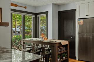 Pocono Bear Den by AvantStay Stylish Modern Deck w Grill Outdoor Dining - Pocono Pines - 7