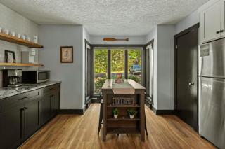Pocono Bear Den by AvantStay Stylish Modern Deck w Grill Outdoor Dining - Pocono Pines - 6