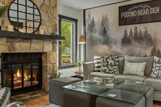 Pocono Bear Den by AvantStay Stylish Modern Deck w Grill Outdoor Dining - Pocono Pines - 4