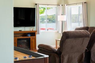 The Lake Life by AvantStay Lakefront View Hot Tub - Arrowhead Lake - 2