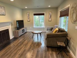 Cozy & modern SFH full kitchen garage parking gated yard - Monrovia - 1