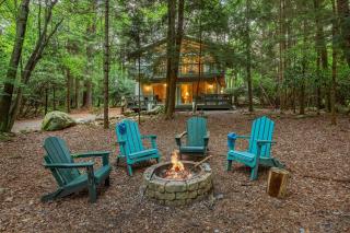 The Four Seasonal by AvantStay Hot Tub Spacious Deck Fire Pit - Pocono Pines - 9