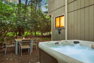 The Four Seasonal by AvantStay Hot Tub Spacious Deck Fire Pit - Pocono Pines - 8