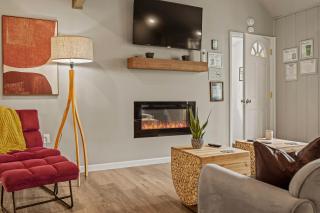 Inn the Poconos by AvantStay Private Lake Access Enclosed Hot Tub - Long Pond - 3