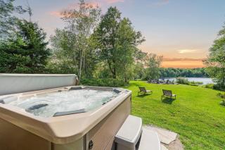 Waterside Haven by AvantStay Lakefront Hot Tub Game Room Fire Pit - Long Pond - 0