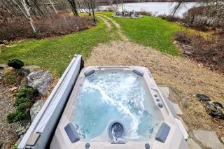 Waterside Haven by AvantStay Lakefront Hot Tub Game Room Fire Pit - Long Pond - 6