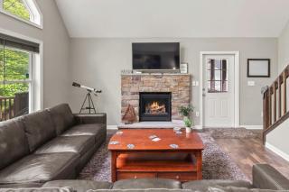 Tavern at the Woods by AvantStay Lakefront Views Hot Tub Firepit Game Room - Arrowhead Lake - 3