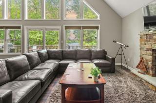Tavern at the Woods by AvantStay Lakefront Views Hot Tub Firepit Game Room - Arrowhead Lake - 4