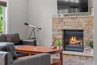 Tavern at the Woods by AvantStay Lakefront Views Hot Tub Firepit Game Room - Arrowhead Lake - 2